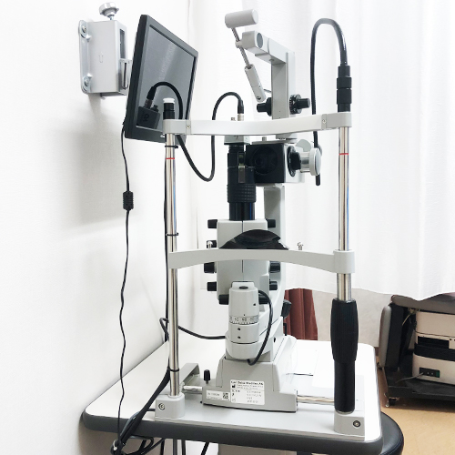 眼科診察の細隙灯顕微鏡