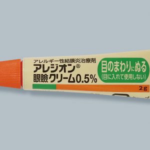世界初の1日1回上下眼瞼に塗布するクリームタイプのアレルギー性結膜炎治療剤